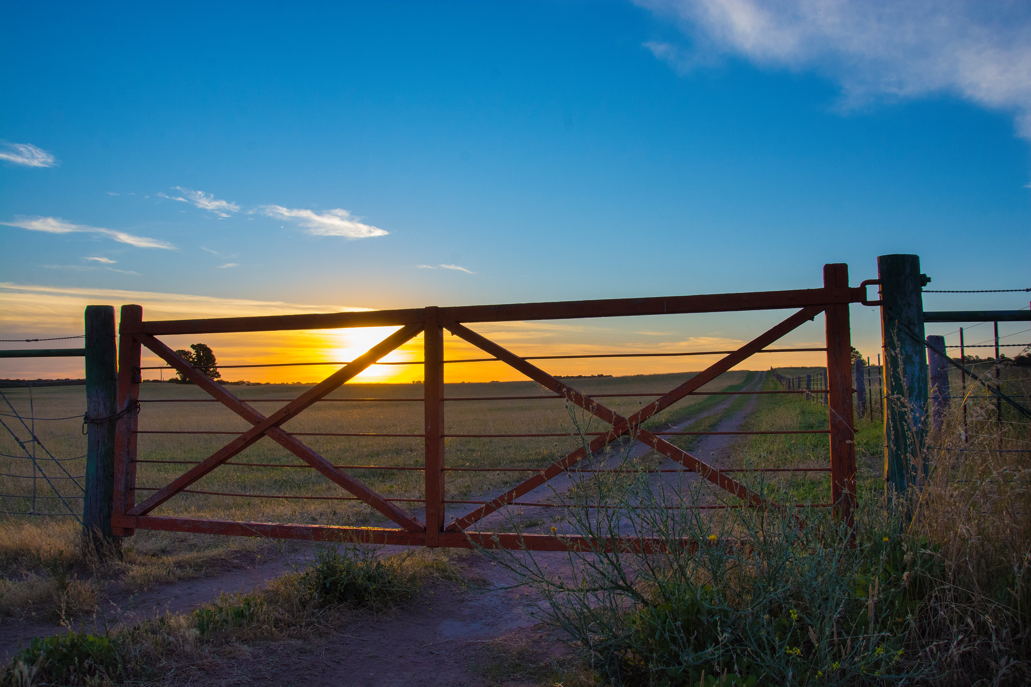 Entrada de propriedade rural com porteira dupla